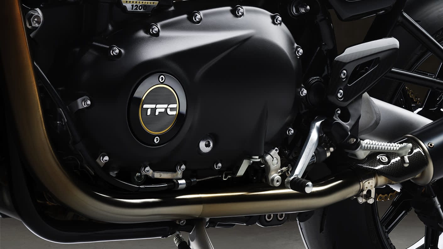 Triumph Speed Twin 1200 TFC, detail shot of carbon bodywork and Obsidian Gold paint