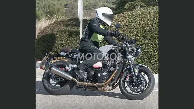 Current Triumph Speed Twin 1200, riding shot