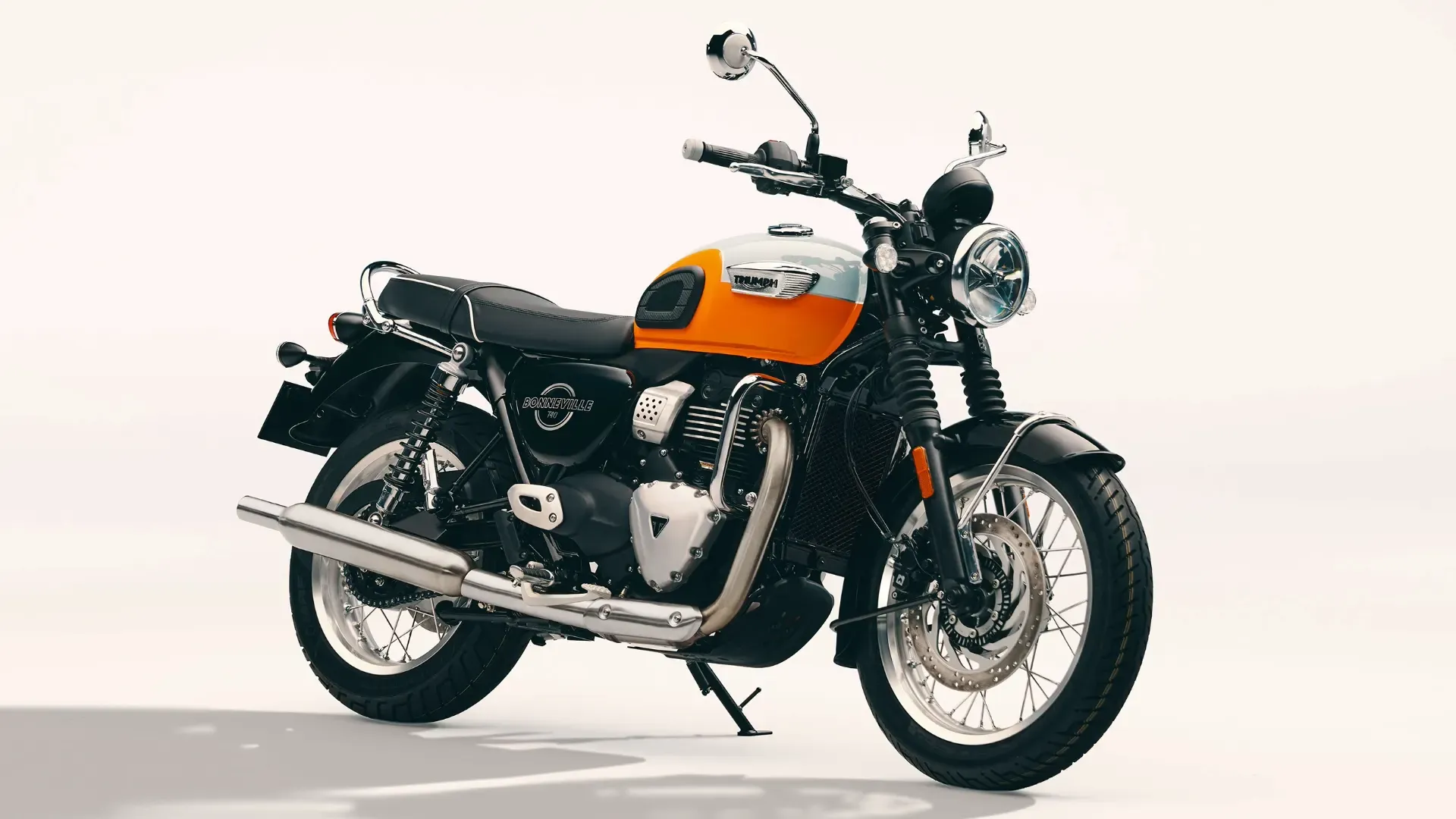 Triumph Bonneville T40, front three-quarter view, teardrop fuel tank and spoked wheels